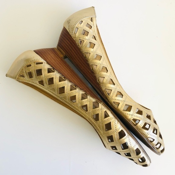 Kenneth Cole Reaction Peek Peek Perforated Wedges - Picture 7 of 15